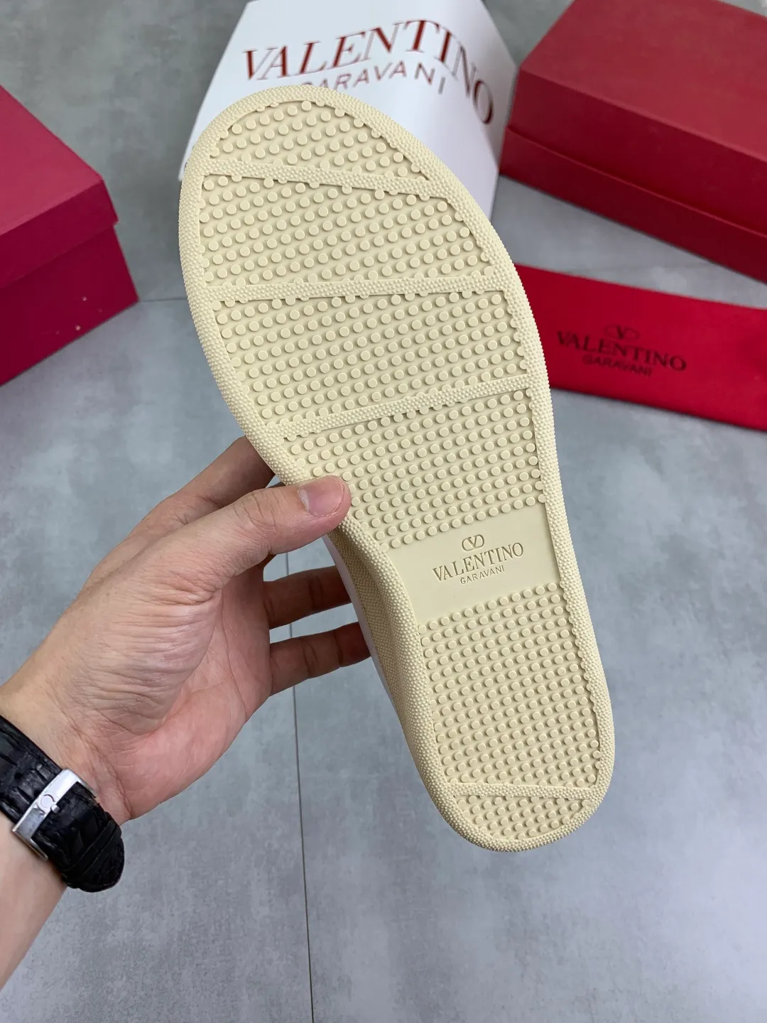 Men's men's shoes 💰P520 New style 💰 Top version Valentino Valentino 25/ Royco series Cherry 🍒Couple style Casual sneakers White shoes Original purchase and development Production Classic and timeless low-top sneakers outline a lazy silhouette, supplemented by low-key and restrained brand details, evolved into a must-have item in the wardrobe, comfortable and versatile!  ✔️Fabric: Original customized first-layer cowhide ✔️Inner lining: Imported breathable sheep lining ✔️Sole: Original molded anti-slip rubber material ✔️Size: 38-45